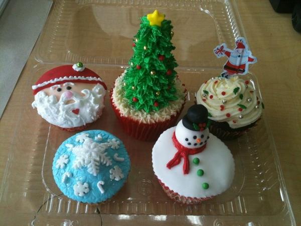 marianaot's tweet photo. Nada como que son las 5:00am y estamos apenas terminando de hacer los cupcakes. #minimopagamewey #queabuso @sof_ot http://t.co/IFggM5WU