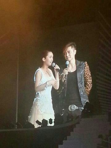 SFC_Colombia's tweet photo. Show and Rainie @ Love Voyage concert, HK. Dec 15, 2012 http://t.co/F0ppsnY6