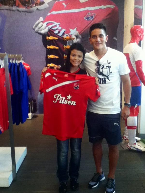 ValenL17's tweet photo. @Germancanoofi En puma con Cano y la camisa roja gracias por la foto ♥ #FelicidadInmensa http://t.co/aQXWVzz4