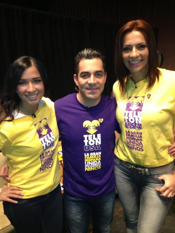 LAURAGII's tweet photo. Equipo de @SabadazoOficial listo para estar en @teletonusa @OMARCHAPARRO @ceci_galliano http://t.co/5DAXHae3