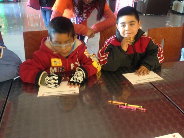 Outletminero's tweet photo. Niños haciendo su carta :) http://t.co/o5Dw0lMF