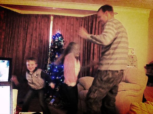skew_earring's tweet image. Dancing to the music... #gojohnnygogo #backtothefuture
