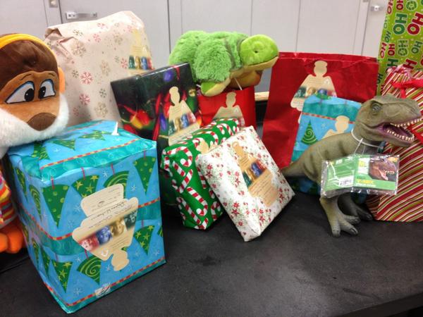 BHHneedsYOU's tweet photo. The presents are all wrapped!! Thanks to all our volunteers who came out to help! http://t.co/JyE1BIl2