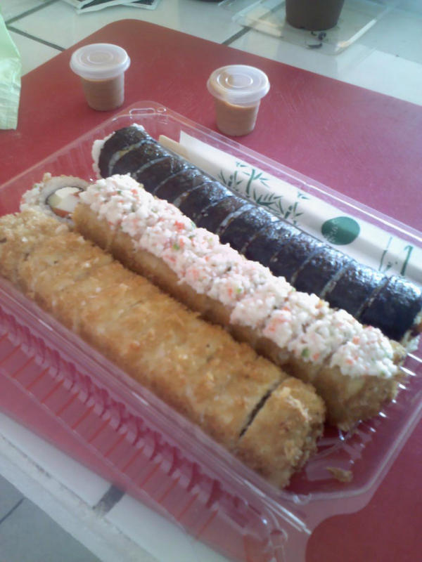 SaitaSushiExpre's tweet photo. ven por tus rollitos de sushi, dos rollos empanizados y un california o clasico por solo 100 pesitos buen fin d semana! http://t.co/nIBubaJu