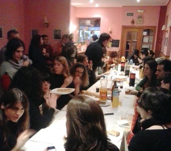 jcgrubira's tweet photo. De merienda con los voluntarios de APASCIDE en Madrid. Feliz Navidad! http://t.co/80QPEFl3