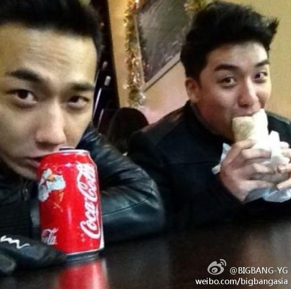 double533's tweet image. what am i eating？ @ForvictoRi  can u guess it？ i didn't find out what it is. something like spring rolls？