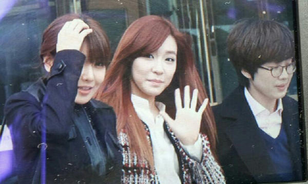 [PIC][16-12-2012]Tiffany và SooYoung đến tham dự lễ cưới của Hong Rok-ki vào trưa nay A-NZsgYCQAAKef4