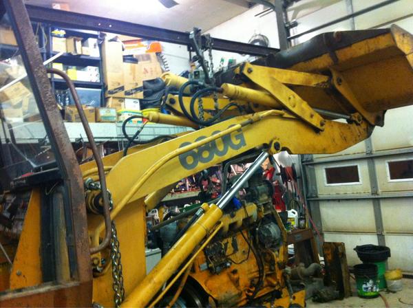 upnorth_redneck's tweet image. When you don&apos;t have a fancy engine crane you make one #farmerlogic #farmeringenuity