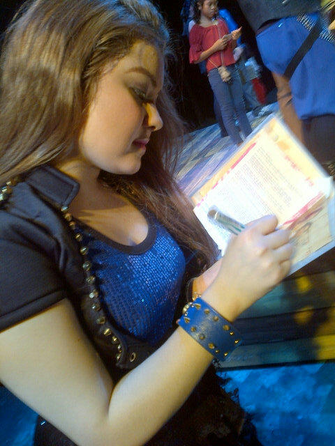 WeLoveCheska's tweet image. Here's @Cheska_Ortega signing my Popclass album. @sam_concepcion @samstersclan - @ChanCamillee ☺ #PopClass @heyla_bebs