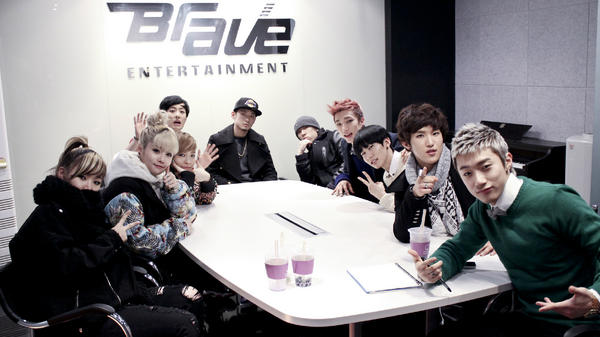 BRAVESOUND_'s tweet photo. [인터파크티켓] 용감한형제＆신사동호랭이＆DM 이 뭉친 벅스쇼＇（BUGS SHOW VOL1）＇  / 2012.12.22 / 홍대 브이홀(V-Hall) http://t.co/nKLHykRe http://t.co/IQlP4lQy