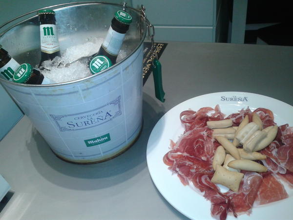 ConvoyCity's tweet photo. Q mejor manera d despedir la semana q disfrutando d ricos platos baratitos?Y x supuesto,q no falte la cerveza!#LaSureña http://t.co/Yds3914m