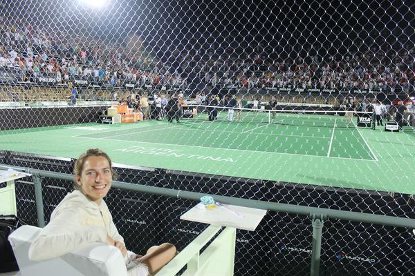 loliegus's tweet photo. Puro glamour en el intento de estadio de Tigre... @clariegus en el palco del estadio al lado de Oyarbide.. http://t.co/hP9yOAEA