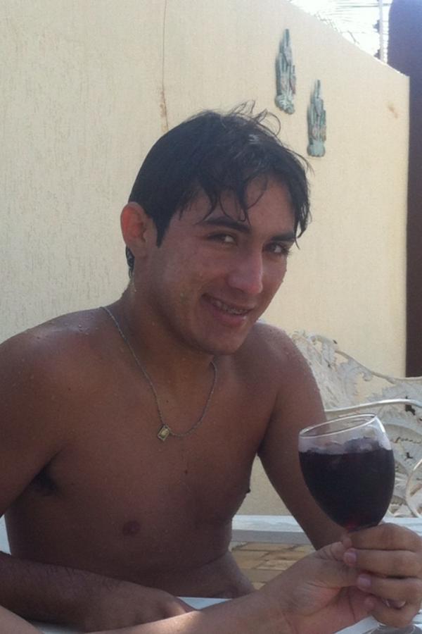 sb_hugo's tweet photo. @renato2garcia so no vinho http://t.co/cTbEuMDg