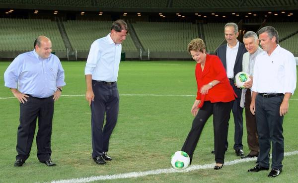 chrisales's tweet photo. Toque de bola entre Dilma e @cidfgomes. Hoje no Castelão. Foto by Joselito Silveira http://t.co/saESkVkX