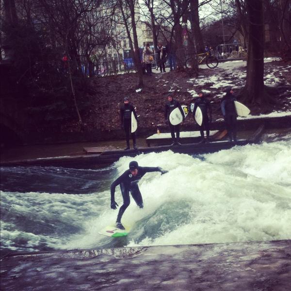 Kate_du_Rot's tweet photo. warst du schon mal surfen auf dem eisbach?! http://t.co/ksRW4AGz