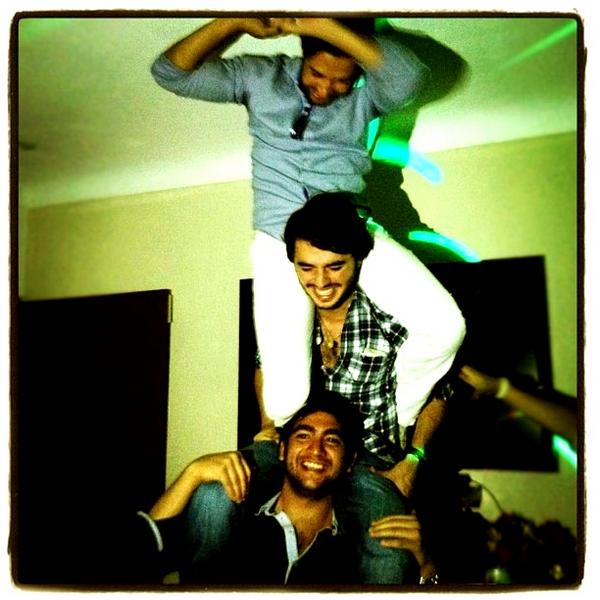 WillyED7's tweet photo. Por ahi encontre esta foto! Q locos jajaja casi me quedo sin Willys Bar @arivera3230 @AleBran_ @freyna90 @LesterRM http://t.co/dinzRk1u