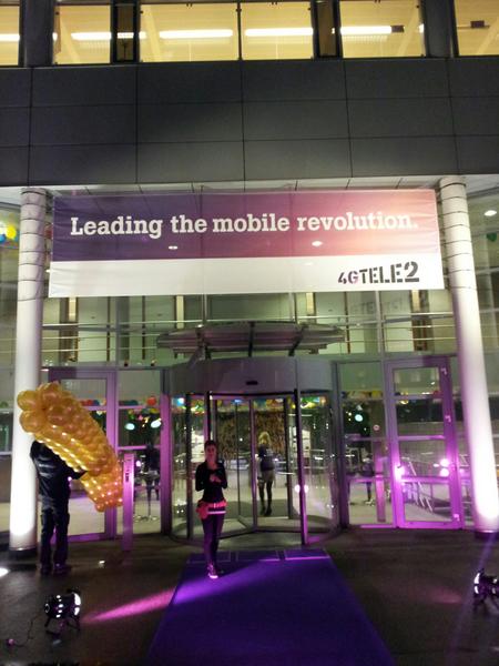 Tele2Webcare's tweet photo. Een fantastische dag voor alle medewerkers van Tele2 in Diemen en Nijmegen! Trots op mooie toekomst #4gtele2 http://t.co/fVYbD8qq