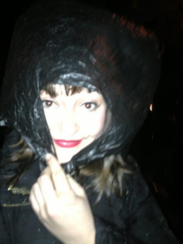 JustynaK27's tweet photo. No hat, lost my umbrella, trying to maintain these bangs with a plastic bag. #hatetherain http://t.co/xzAU0FZ8