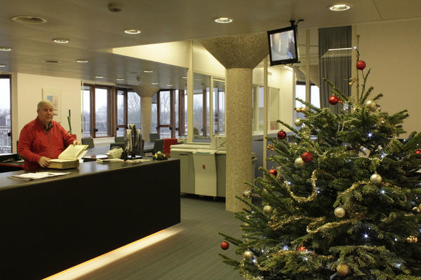 Openingstijden rond feestdagen. De leeszaal BC is geopend op 24, 27, 28 en 31 dec. van 9.00-17.30 uur. ^JP