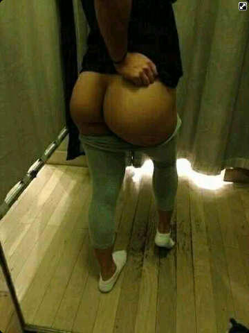 انا بي المول اجرب الملابس