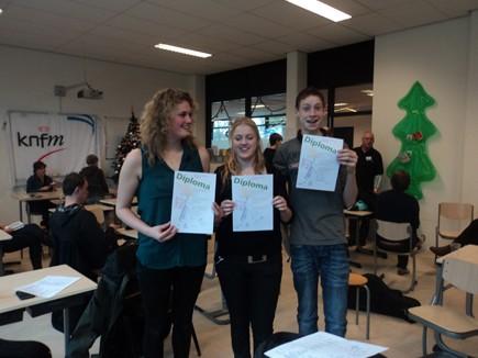St. Bavo leerlingen Laura, Sjanneke en Wouter hebben het A examen met een ruimvoldoende behaald! Gefeliciteerd!