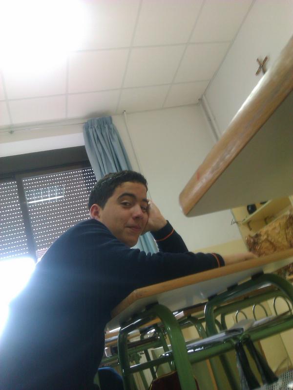 sirera1's tweet photo. @elo_elu  como estudia http://t.co/vdbjppEY