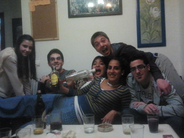Stefefitis's tweet photo. cena de trompissim@ss malagueños ole @sir_erik_luque @Gabi_Arbucias @RubnVera1 @JaviCamaraB @sandra_horn815 @Stefefitis http://t.co/SO0Mc0Md