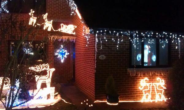 MrJasonGood's tweet image. Lights at 10 Culloden Way wokingham, in aid of ollieyoungfoundation.org light show and Santa in the window.