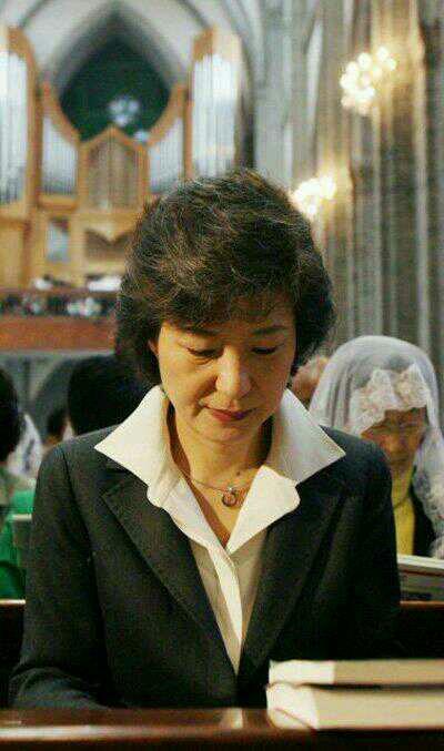 기도 합니다. 저 박근혜 대한민국 국민 앞에 떳떳하고 당당하며, 모든 일에 국민을 먼저 생각하고, 국민과의 약속을 반드시 실천하여, 오래토록 기억에 남는 지도자가 되게 해 달라고 간절히 기도 합니다.