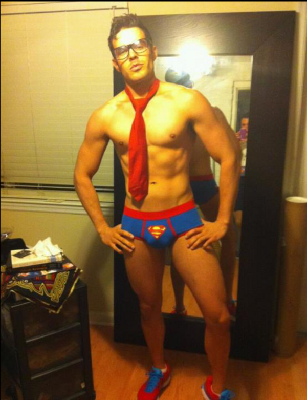 GayComicUnivers's tweet photo. #cosplay #superman #clarkkent #dccomics #justiceleague #gaycomicuniverse http://t.co/gx2Hdz6L