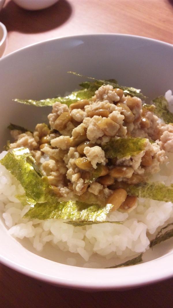 nakagawake's tweet photo. @kurihara_recipe　エプロンコース【鶏そぼろ納豆】
つゆだくの鶏そぼろに小粒の納豆を混ぜ合わせ、刻みのりをちらすだけ。 http://t.co/MLZhZJzx #gohan_otomo http://t.co/CjScwFaL