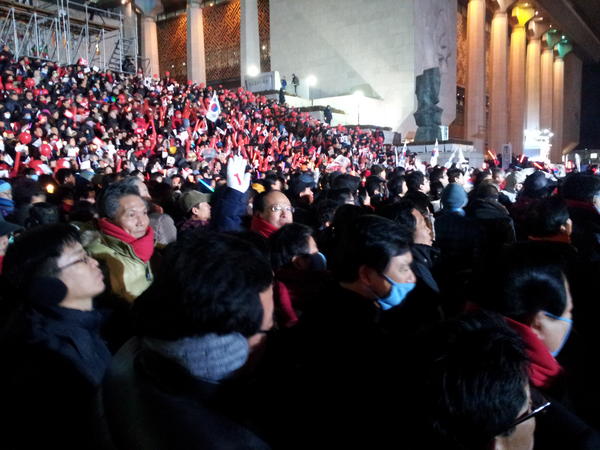 지금 이 시각 광화문의 모습입니다. 내일이면 최초의 여성대통령이 탄생합니다. 바로 우리 국민의 힘으로....!