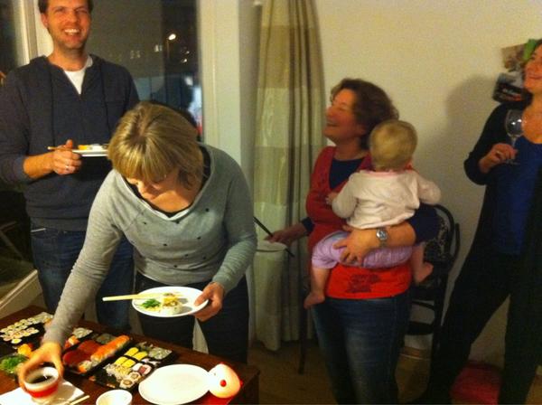 SietoGorter's tweet photo. Gelukkig rijden de brommertjes van Sugoi nog op 1e kerstdag, dus toen was er zomaar Sushi bij de buren.... http://t.co/h0CyIxPz