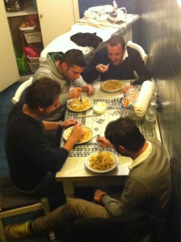 Aleroka1's tweet photo. @adrianoserafini @danielepironti @pinotti_simone dopo cenone e natale pasta notturna solo per uomini veri http://t.co/LhdPn0Dm