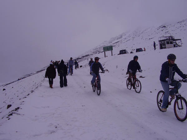 TheBikingDutch's tweet photo. Olá @discoverybrasil Nós somo BIKINGDUTCHMAN. Publicar uma foto de turistas apreciando o Cotopaxi Made in Equador http://t.co/ro7h3AR0