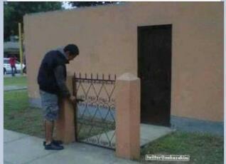 Q8N2's tweet photo. مشكله اذا ضاع المفتاح من وين يدخل *☺* ؟ http://t.co/6mNhQSgz