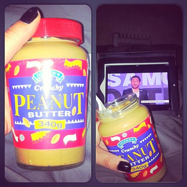vignal21's tweet photo. Au lit avec du beurre de cacahuetes et @Cyrilhanouna devant @TPMPofficiel  !
:-P http://t.co/zkGAblhZ