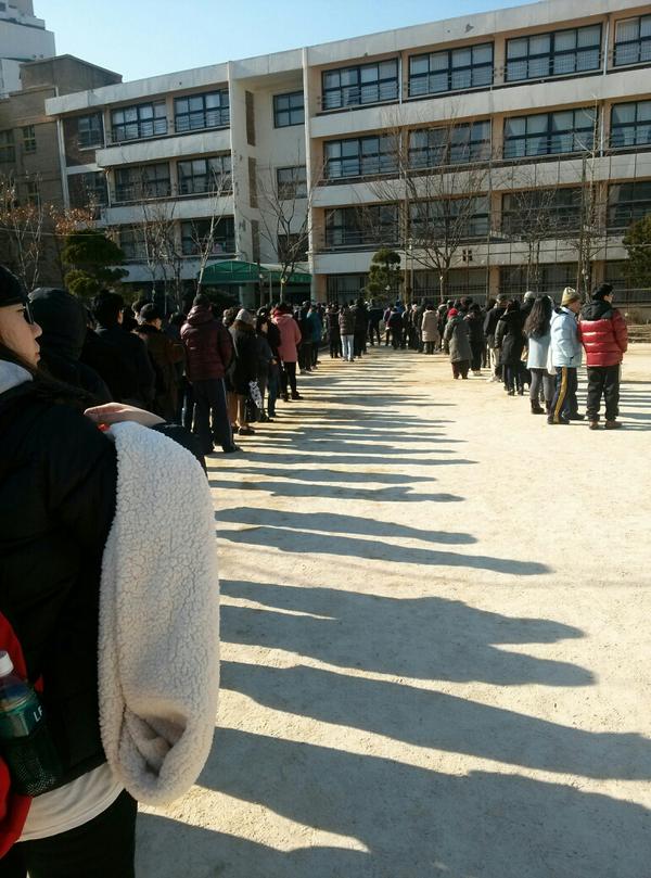 how2go's tweet photo. 여기는 역촌동 투표열기 대단하네요 제 뒤에 계신 할머니께서 하시는말 "투표 이렇게 줄서보기 처음이네 젊은 사람들 왜이리 많지" http://t.co/8hnu65LW