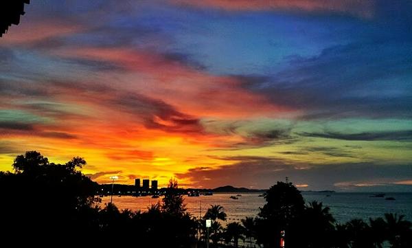 CentralFoodloft's tweet photo. วิวสวยๆยามเย็น FoodLoft@Central Festival Pattaya beach มานั่งชิวๆกับไวน์สักขวด http://t.co/gudcvgDg