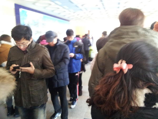 pear0609's tweet photo. 우와... 이렇게 기다려서 투표해보는건 첨이네요 77프로넘습니다!!! http://t.co/Bnz0WSpk