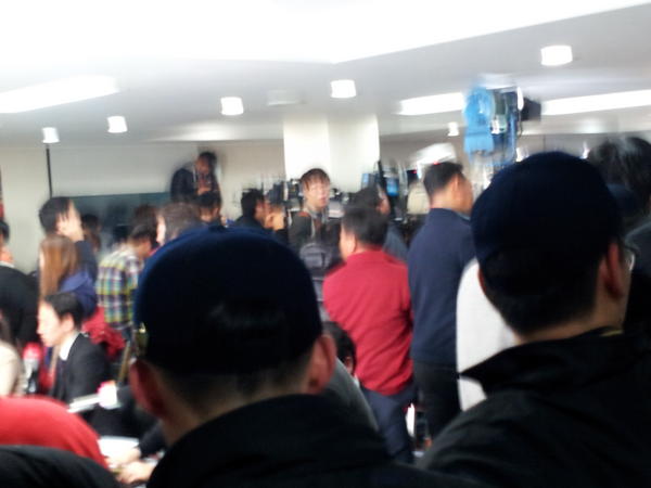 boq11's tweet photo. 새누리당사 2층에는 방송사들로 발디딜틈이 없습니다. 조금 있다가 박근혜후보의  기자회견이 예정되어있어 출입문은 경찰에서 봉쇄했다고하는데  바깥에도 사람들이 많은것 같네요사진 http://t.co/s6g5aM5i