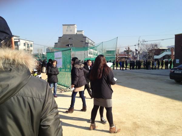 투표율에 비해 비상식적으로 투표기다리는 줄이 깁니다. 한두군데가 아니군요. 추워서 돌아가는 분들은 다시 돌아오셔서 투표하실 것이라 믿습니다. 투표소가 두군데인데 한쪽만 길게 늘어선 관악구 남현동 투표소입니다.