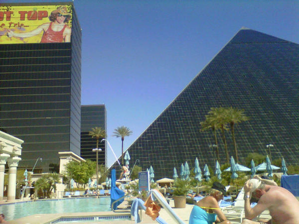 Estheriiinaaa's tweet image. #vegaslife #Luxor #SpringBreak2011