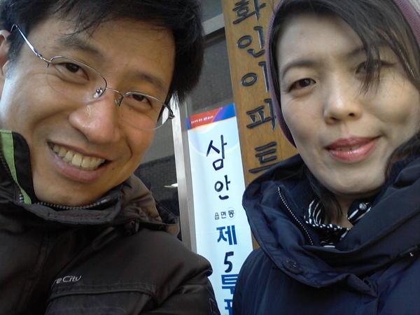 2시 넘어서 아내와 투표.
2명이 함께 투표 인증샷~!!
높은 투표율은 정치든 기업이든 국민과 고객이 무섭다는것을 새삼 느끼게한다. 고객은 왕, 국민은 하늘~!!