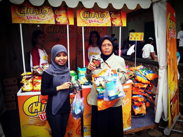 HaiMagazine's tweet photo. acara @mychitato blum dimulai, tapi ibu dosen @IISIP_jakarta udah ngemil duluan. Cihuy dah! #WaveOfInspiration http://t.co/GJQN4cTd
