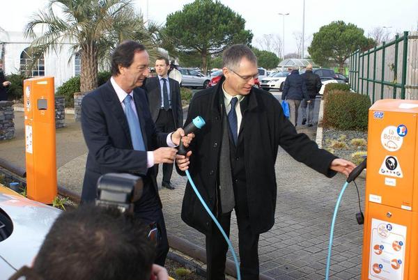 DbtGroupe's tweet photo. Borne @DBTCEV utilisée par Michel-Edouard Leclerc et Carlos Tavares pour charger @RenaultZE #ZOE http://t.co/XQ4ER5Wz http://t.co/cxyx7uEg