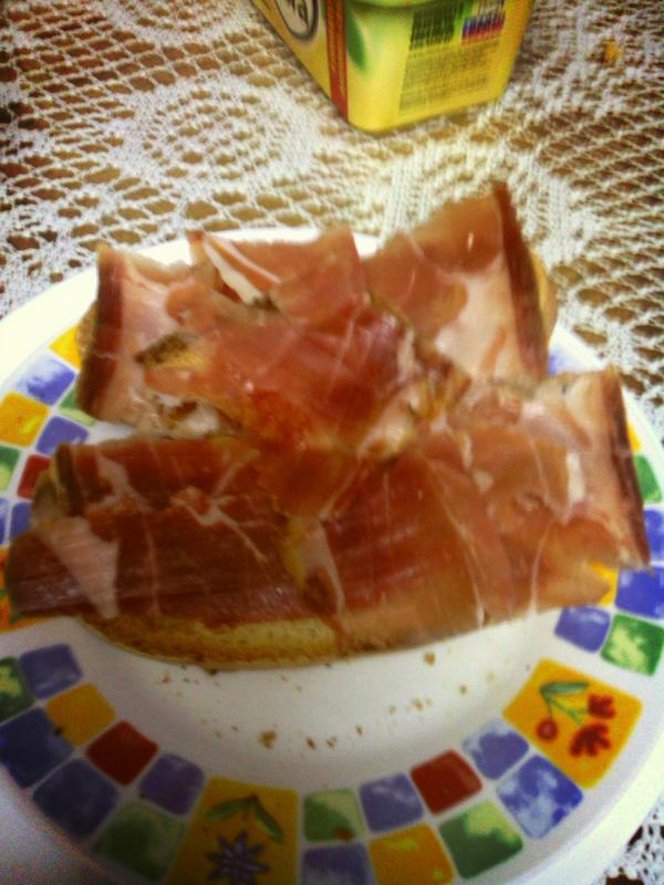 naomidrbp's tweet photo. Qee buenas tostaass cn jamon xikiyoo...jajajajaj http://t.co/bTeu9qwk