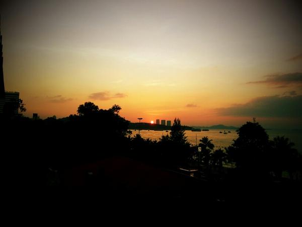 CentralFoodloft's tweet photo. Beautiful evening @ FoodLoft Central Festival Pattaya beach (@ Food Loft) via @ScopeApp http://t.co/f83ubFHm http://t.co/AWwJ6WSd