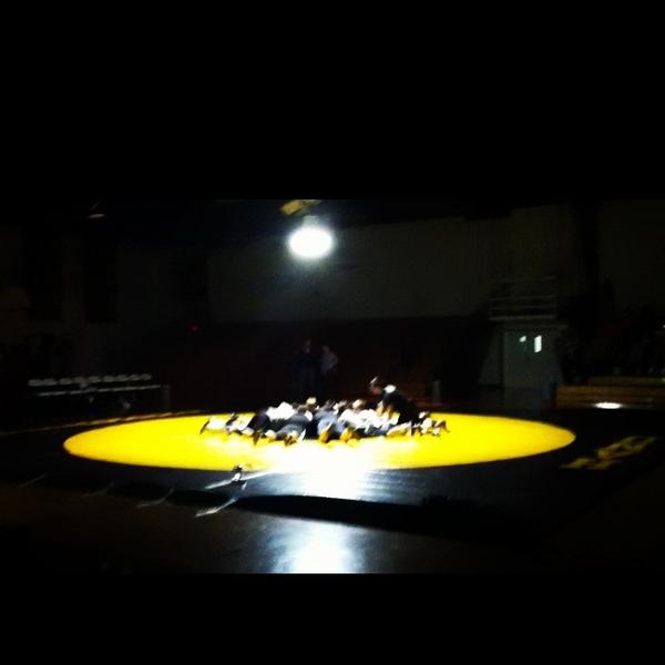 HandWrestling's tweet photo. "All of the lights" http://t.co/LwVdixT0