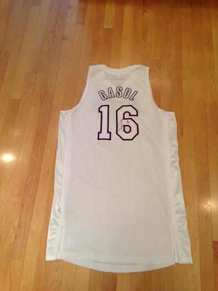 paugasol's tweet image. Habéis visto nuestros nuevos uniformes @NBAxmas ? Aquí tengo uno para regalar... Estar atentos!